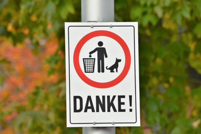 Cartel que indica donde se deben tirar los residuos de los perros.